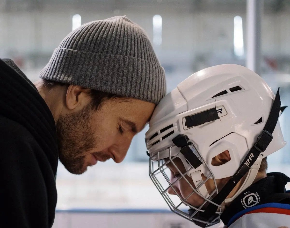 youth-hockey-parent-with-kid-helmet youth-hockey-parent-with-kid-helmet